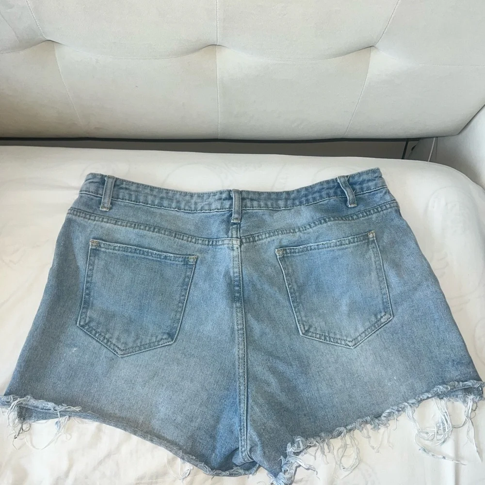 PrettyLittleThing Ripped Blue Jean Shorts - Picture 3 of 4